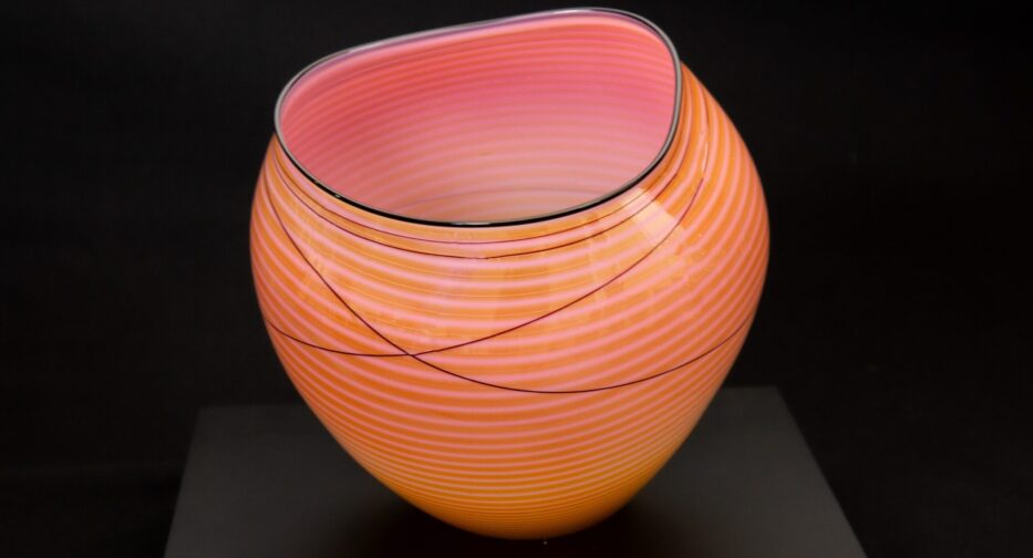 Dale Chihuly, Coral Basket with Golden Wrap, ~1991.